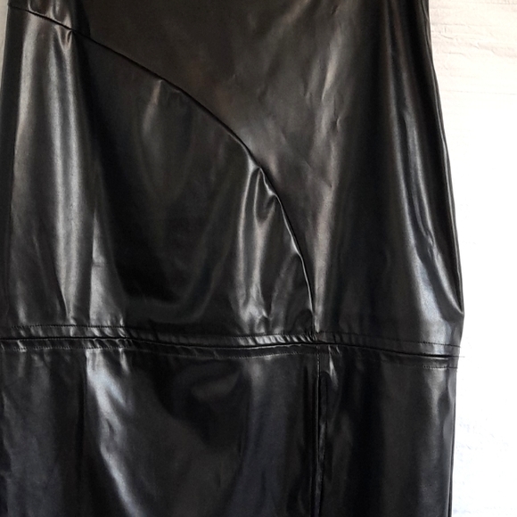 H. HALSTON BLACK FAUX LEATHER MIDI SKIRT . SIZE MEDIUM . - Picture 4 of 6